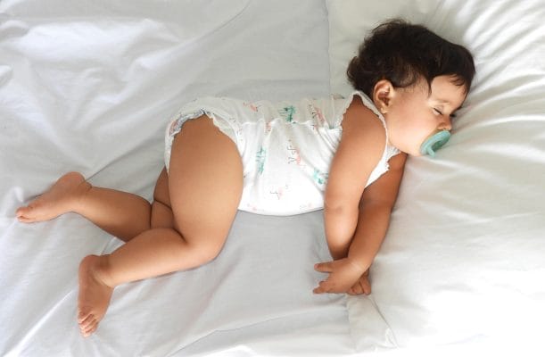 bébé qui dort paisiblement